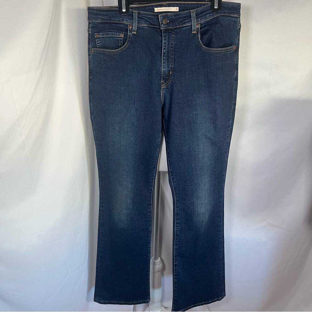 Levi’s Women’s 725 High Rise Bootcut Jeans Dark Wash Size 32‎